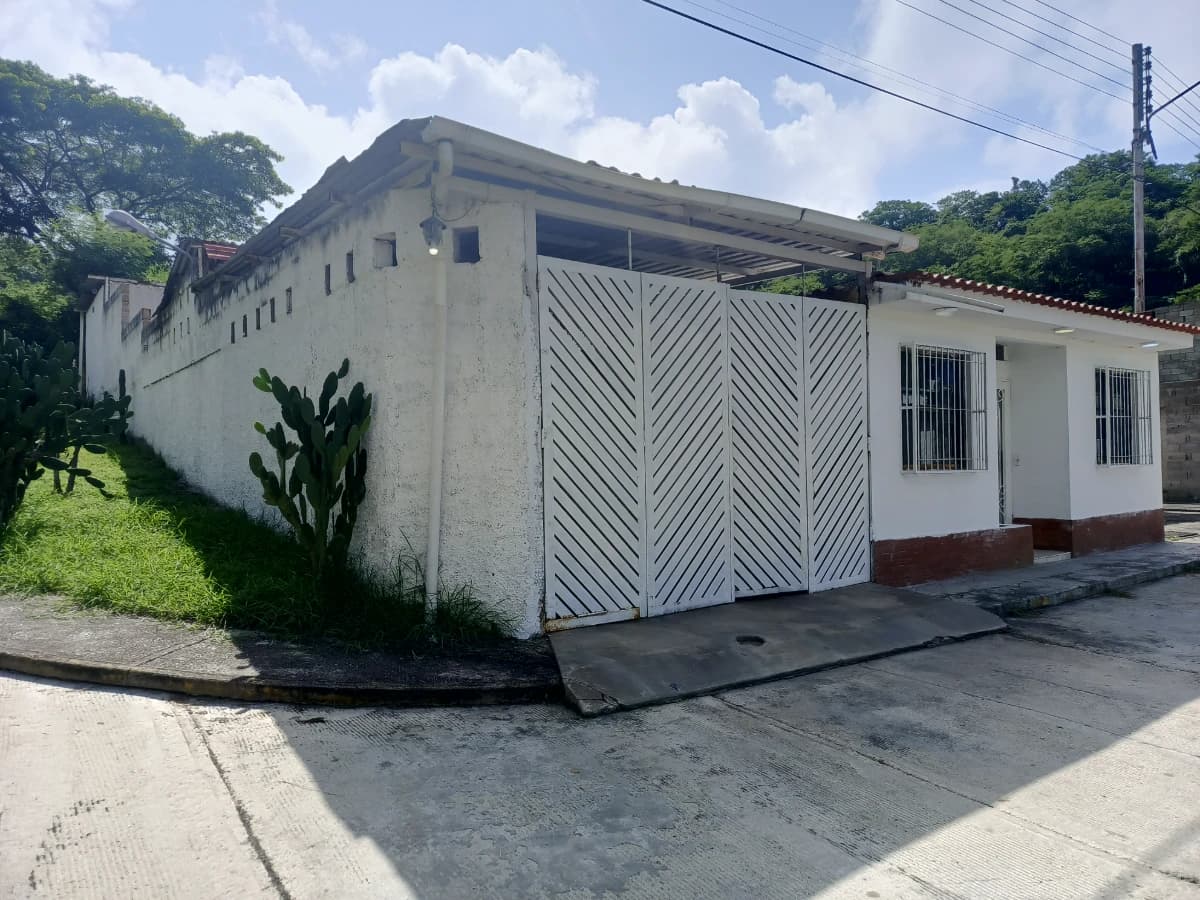 Vendo hermosa casa en esquina cen sector privilegiado de la urbanización cuenta con 3 habitaciones una con baño la principal y un baño compartido cocina en concepto abierto sala comedor y recibo estacionamiento techado para 6 vehículos terraza y su portón tiene CANTV e internet 2 tanque de agua uno de 1500 litros y el otro de 1000 litros la urbanización cuenta con agua propia de pozo y de hidrocapital